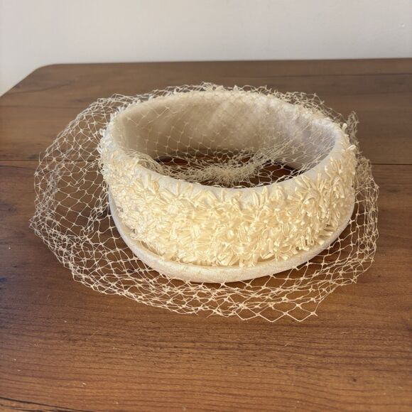 Vintage 1940s 1950s Pillbox Veiled Fascinator Woman’s Hat Crown Netting - Picture 1 of 6